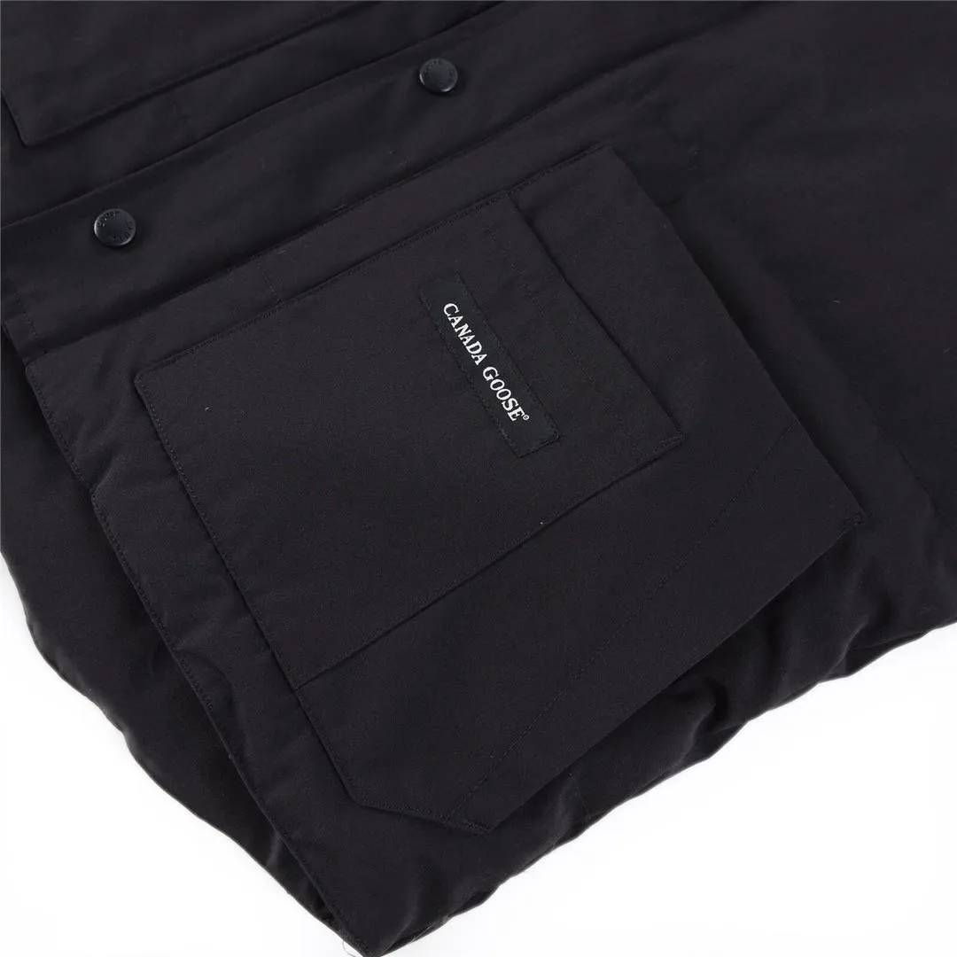 P320 Canada Goose Canada Goose #Freestyle Crew 4154M men’s and women’s vest down ➖ Genuine synchronous anti-counterfeiting chip sensor! ➖ Imported Behringer embroidery machine to customize 10,000-needle embroidery logo! ➖ Imported 21-count polyester-cotton blended original fabric, using Feather-Light 10D waterproof coating fabric, made of 84.5% polyester fiber and 15.5% cotton, 100% the best feel in the entire network! ➖ The genuine official website uses the national standard 80 white duck down, and will never be misled by false claims such as 90 down or goose down! ➖ 100% nylon nylon lining with double double-layer sealing design to prevent velvet from running away. Top-grade polar fleece is used in the collar and pockets to keep warm and comfortable! ➖ Yoshida YKK provides original custom-made electroplated sliders. YKK two-way lockable zippers are tight and smooth and will not peel off paint! ➖ 3M composite original Velcro is durable, and all accessories and hardware are disassembled and customized!  SIZE: XS S M L XL XXL [Attached: Size chart]